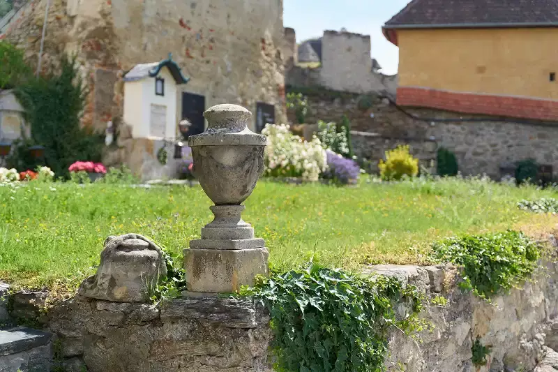 urne ancienne en pierre