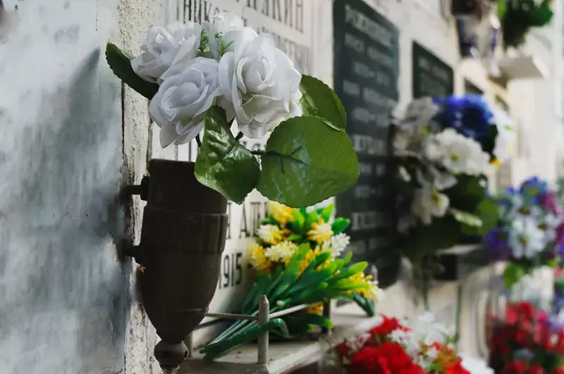 fleurs sur une tombe