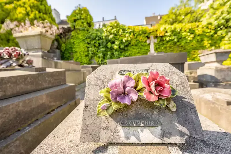 monument avec fleurs