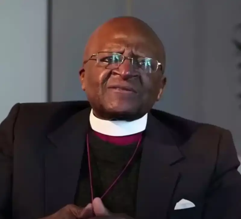 Desmond Tutu a popularisé l’aquamation
