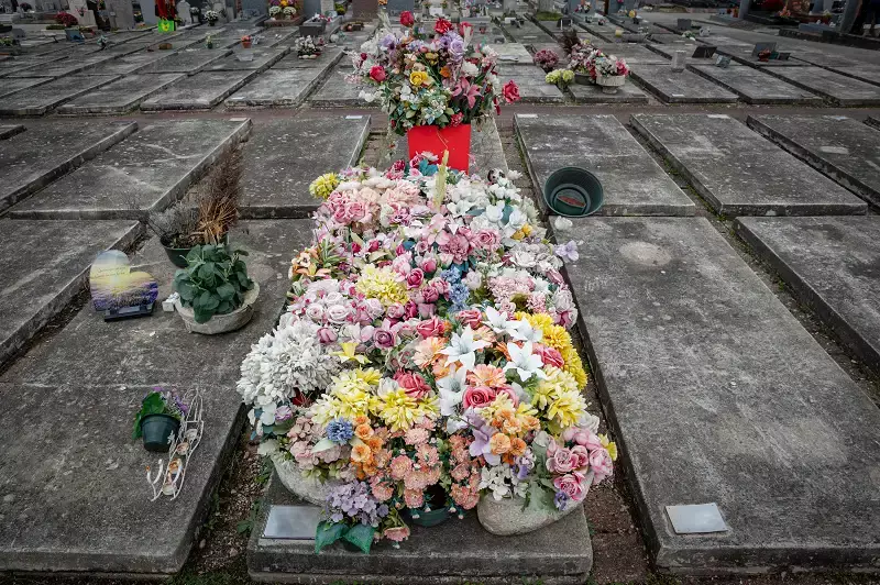 tombe avec des fleurs