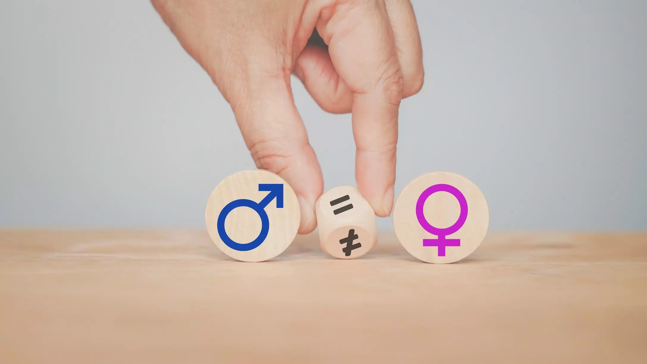 Dé présentant l’égalité hommes-femmes