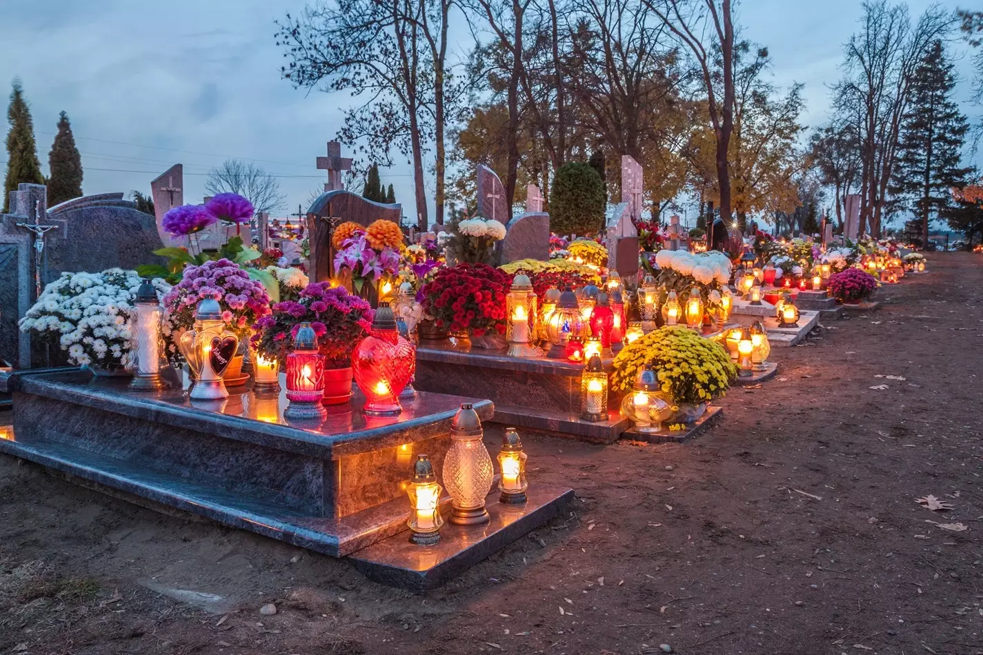 Bougies illuminant un cimetière polonais