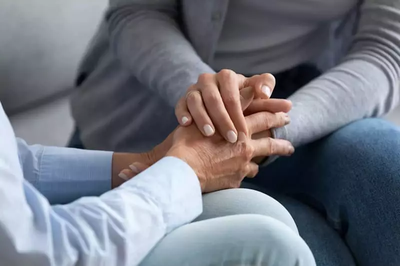 Deux femmes qui se tiennent la main